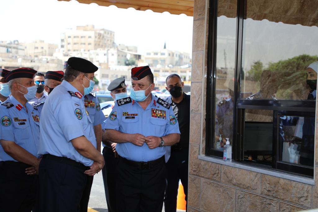 مدير الأمن العام يفتتح خدمة "الترخيص من مركبتك" (Drive Thru) في إدارة ترخيص السواقين والمركبات. (مديرية الأمن العام)