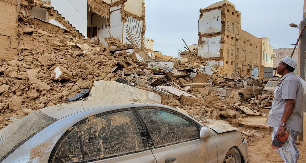 سيول داهمت مدينة تريم التاريخية في محافظة حضرموت وسط اليمن. (أ ف ب)