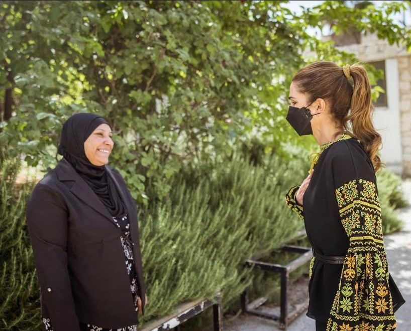 جلالة الملكة رانيا العبد الله، خلال لقائها في عمان بمجموعة من أصحاب المشاريع المدرة للدخل. (صفحة الملكة رانيا على أنستغرام)