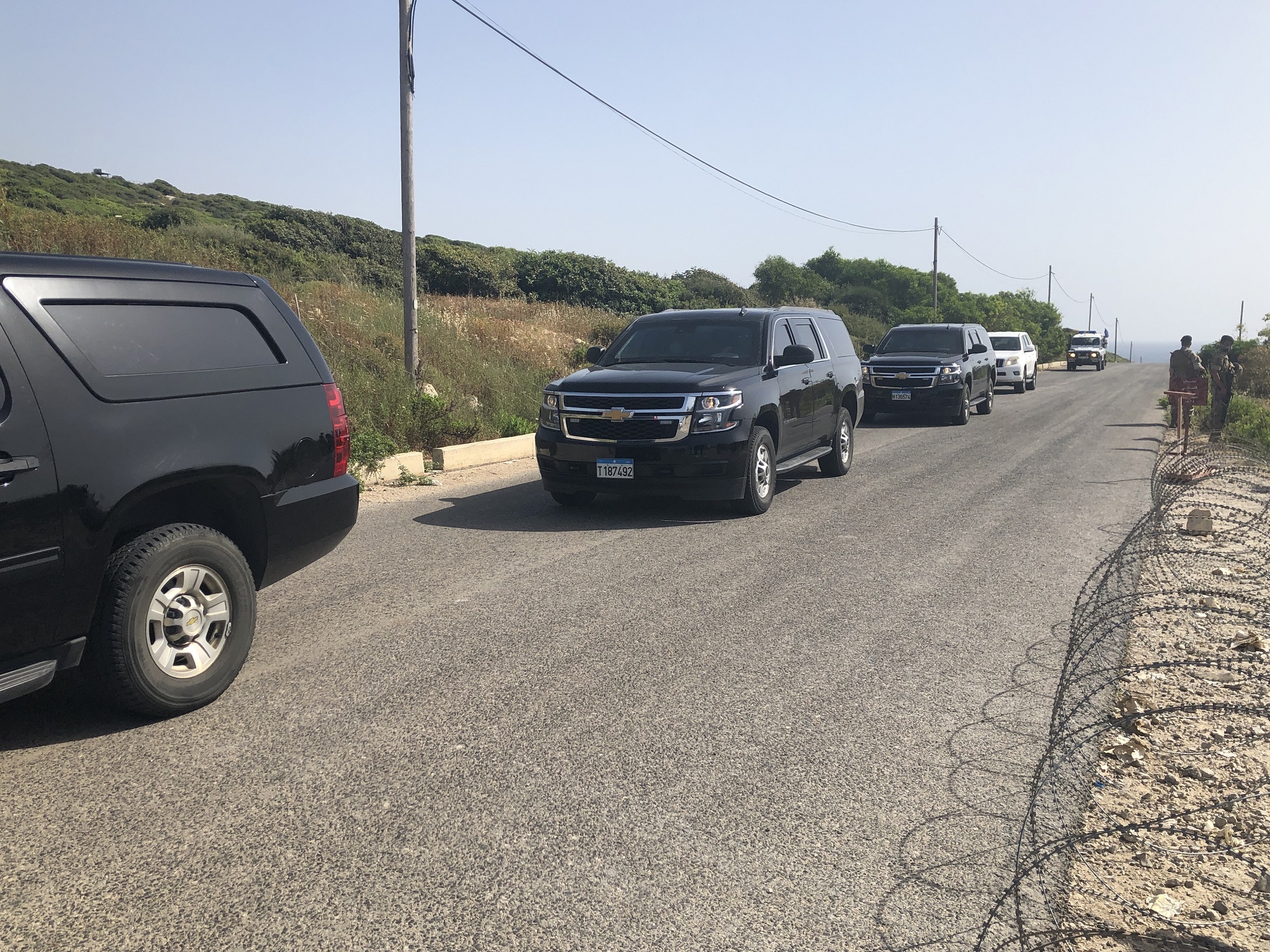سيارات مغادرة بعد انتهاء الجولة الخامسة من مفاوضات ترسيم الحدود البحرية غير المباشرة بين لبنان وإسرائيل. (الوكالة الوطنية للإعلام)