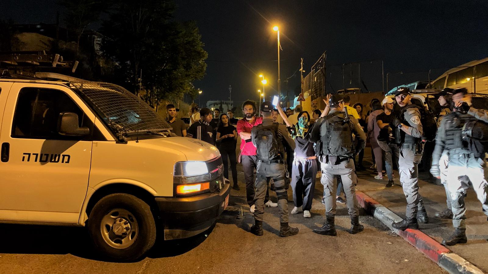 قوات الاحتلال الإسرائيلي تمنع المقدسيين من الدخول إلى حي الشيخ جراح في القدس المحتلة. (وفا)