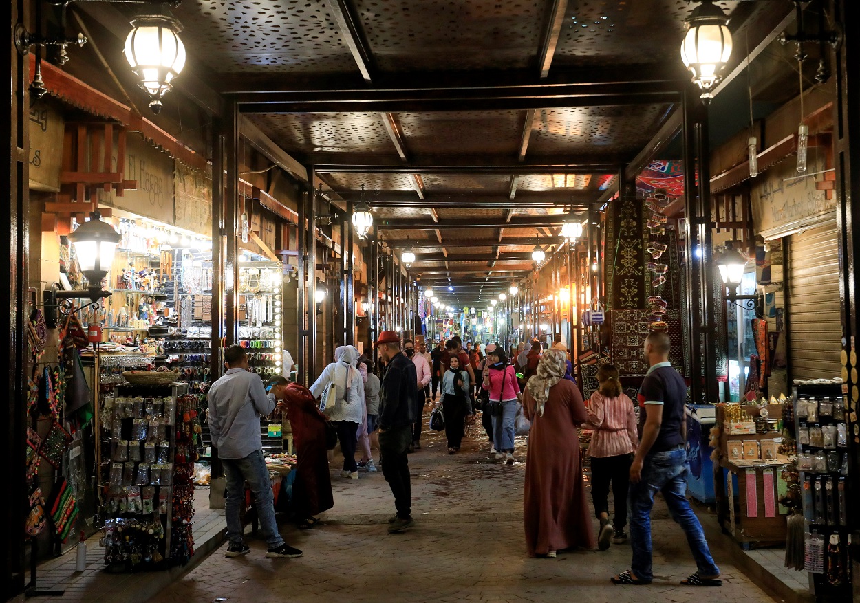 أشخاص يسيرون في سوق سياحي، وسط جائحة كورونا، في الأقصر، مصر، 9 نيسان/ أبريل 2021. (رويترز)