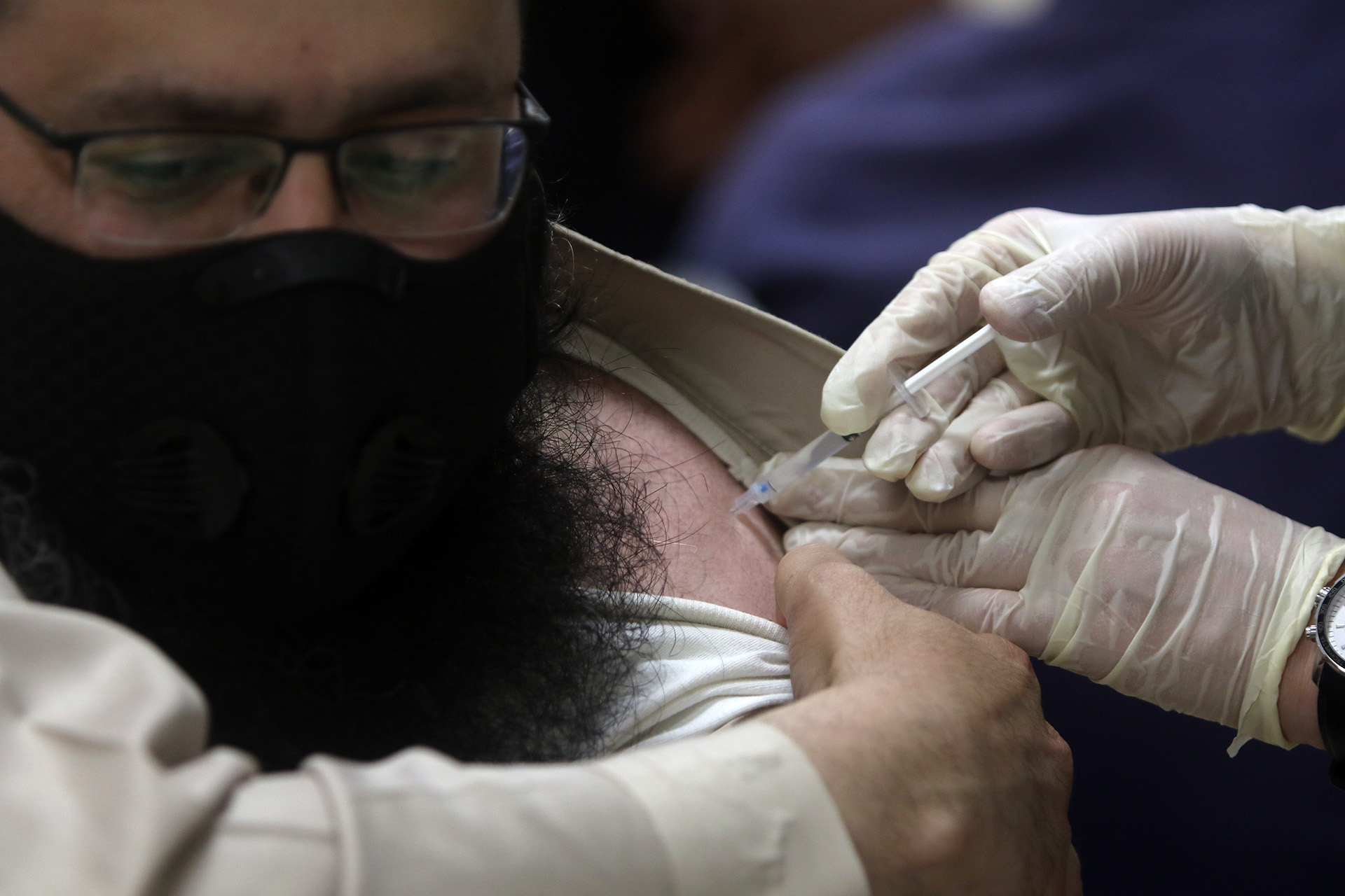 صورة توضيحية لمعلم يتلقى جرعة من اللقاح المضاد لفيروس كورونا في عمّان. (صلاح ملكاوي/ المملكة)