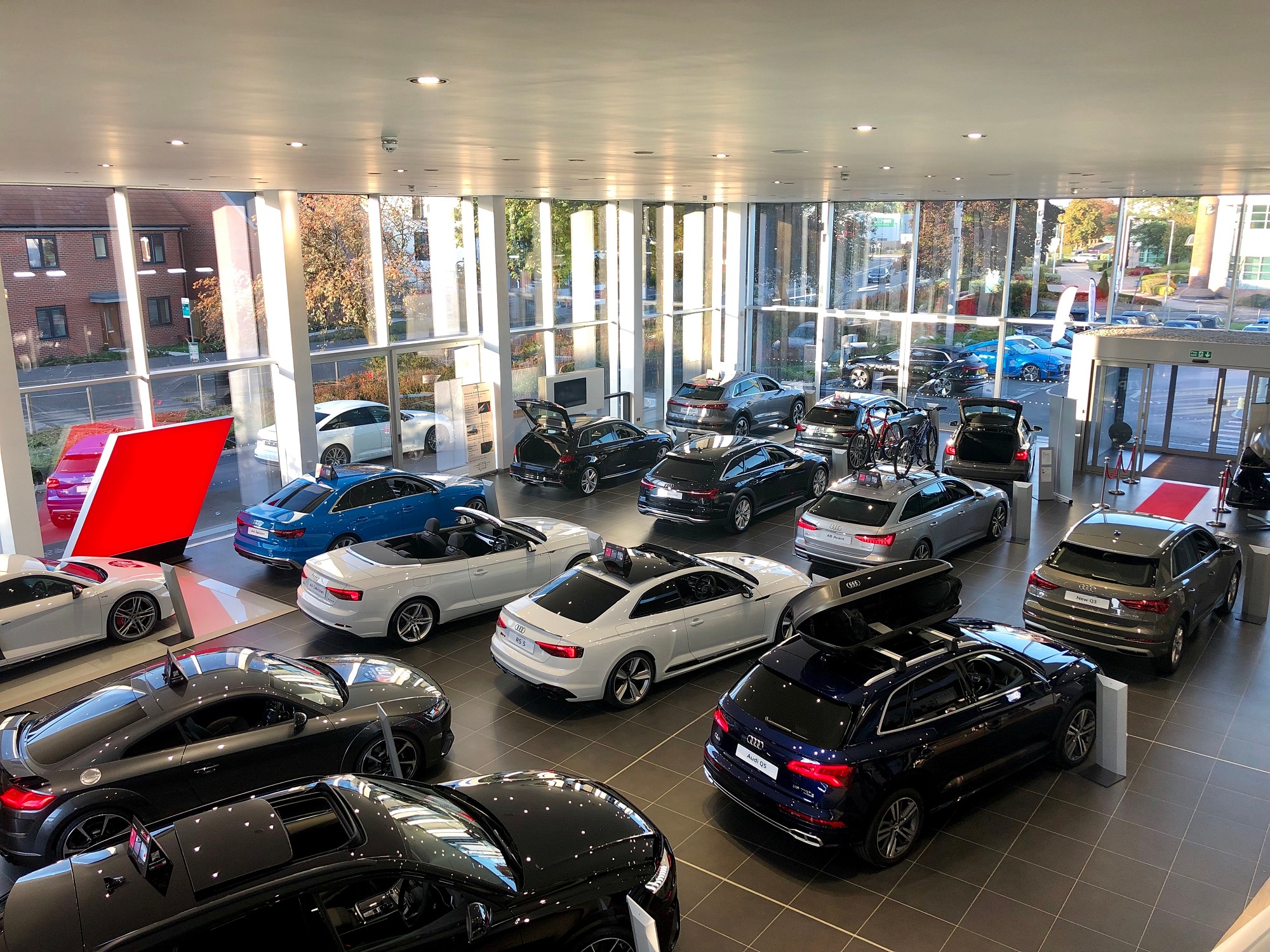 عرض سيارات داخل صالة عرض أودي في وكالة بيع في المملكة المتحدة. 18 أيلول/سبتمبر 2019. (shutterstock)