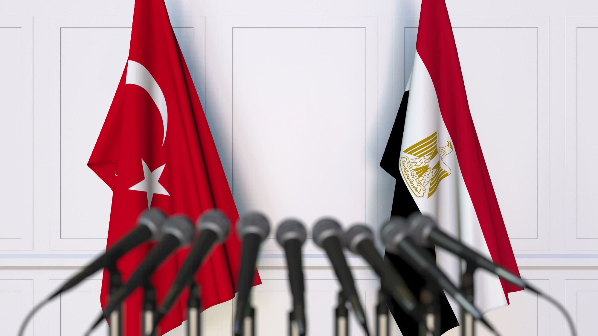 صورة توضيحية تظهر أعلام تركيا ومصر أمام مايكروفونات. (shutterstock)