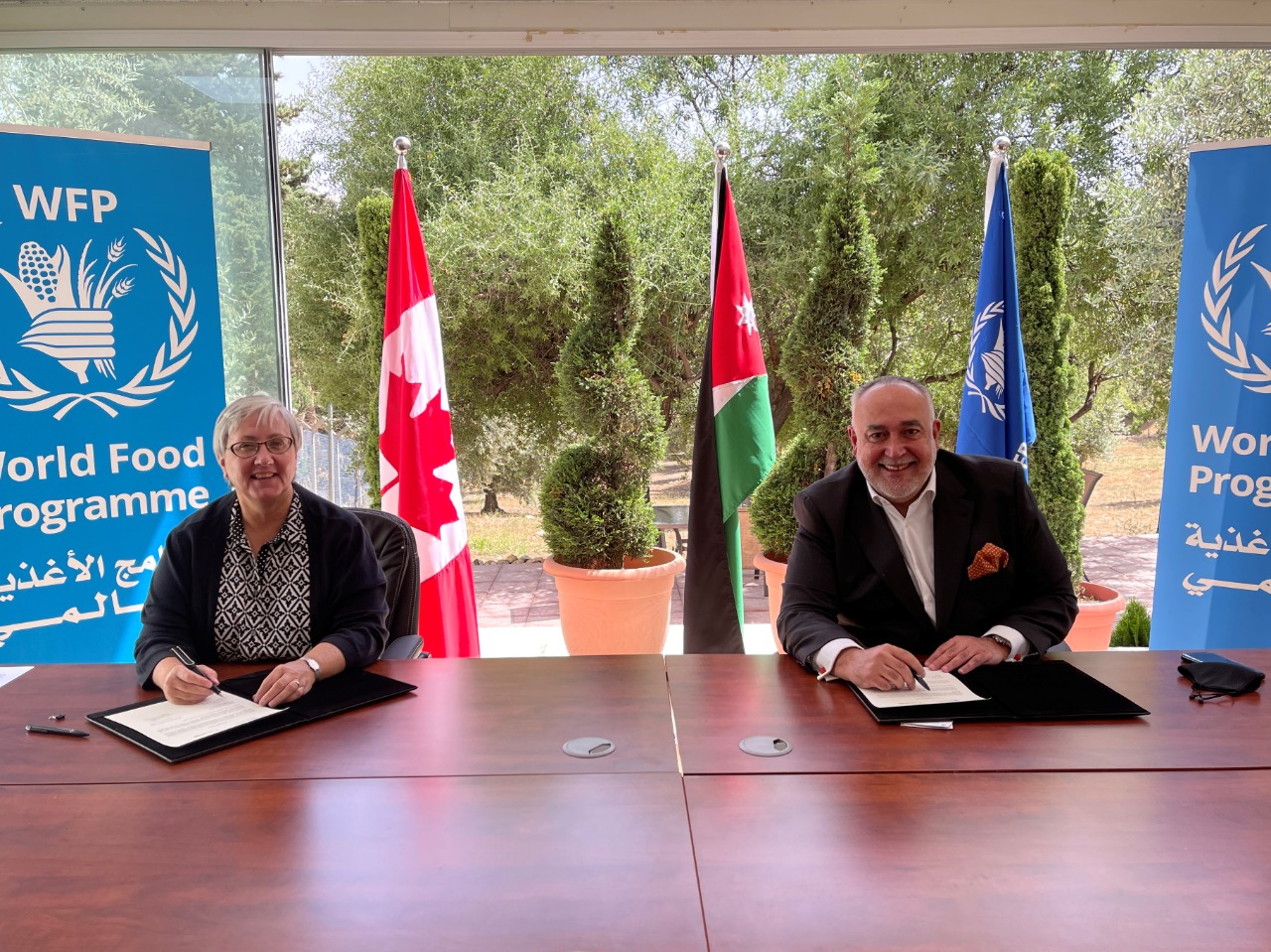 جانب من توقيع الاتفاقية بين السفيرة الكندية في عمان دونيكا بوتي، وممثل برنامج الأغذية العالمي والمدير القطري في الأردن ألبرتو كوريا مينديز. (برنامج الأغذية العالمي)