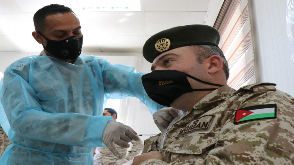 تلقي منتسب في القوات المسلحة لقاحا ضد فيروس كورونا. (القوات المسلحة الأردنية)