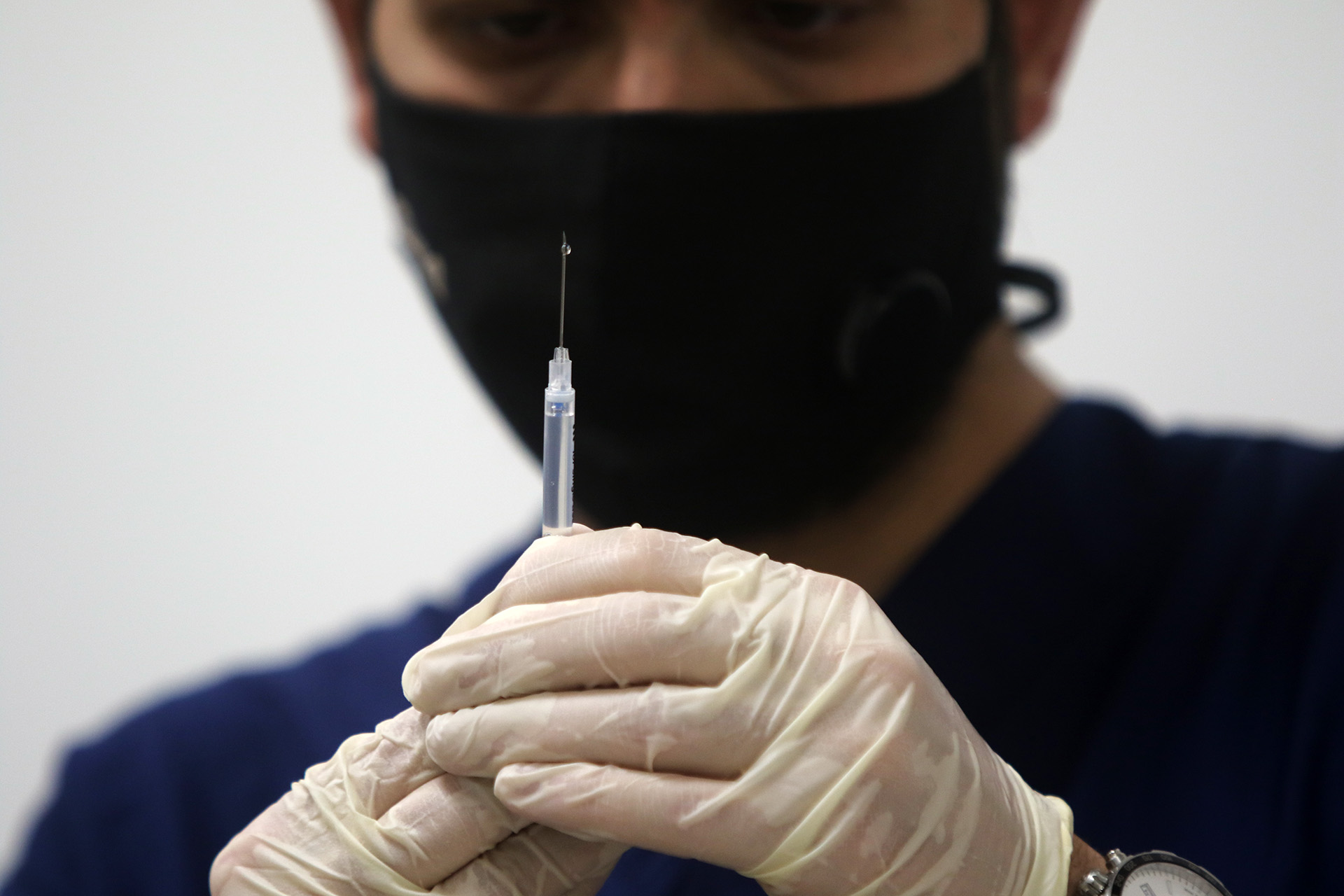 تحضير جرعة من لقاح كورونا خلال حملة لتطعيم المعلمين في عمان. (صلاح ملكاوي/ المملكة)
