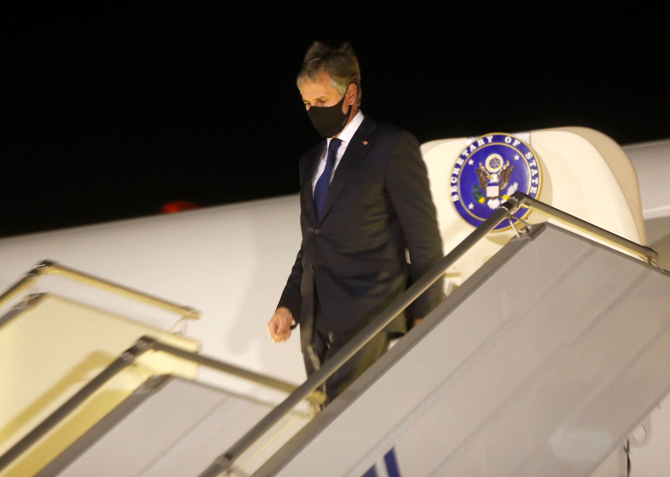 وزير الخارجية الأميركي أنتوني بلينكين بعد هبوط الطائرة في مطار بوريسبيل الدولي خارج كييف، 6 أيار/مايو 2021. (رويترز)