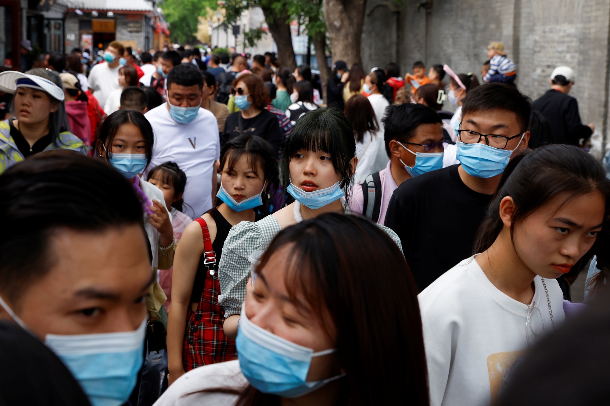 تجمع لصينيين في شارع خلال عطلة عيد العمال. (رويترز)
