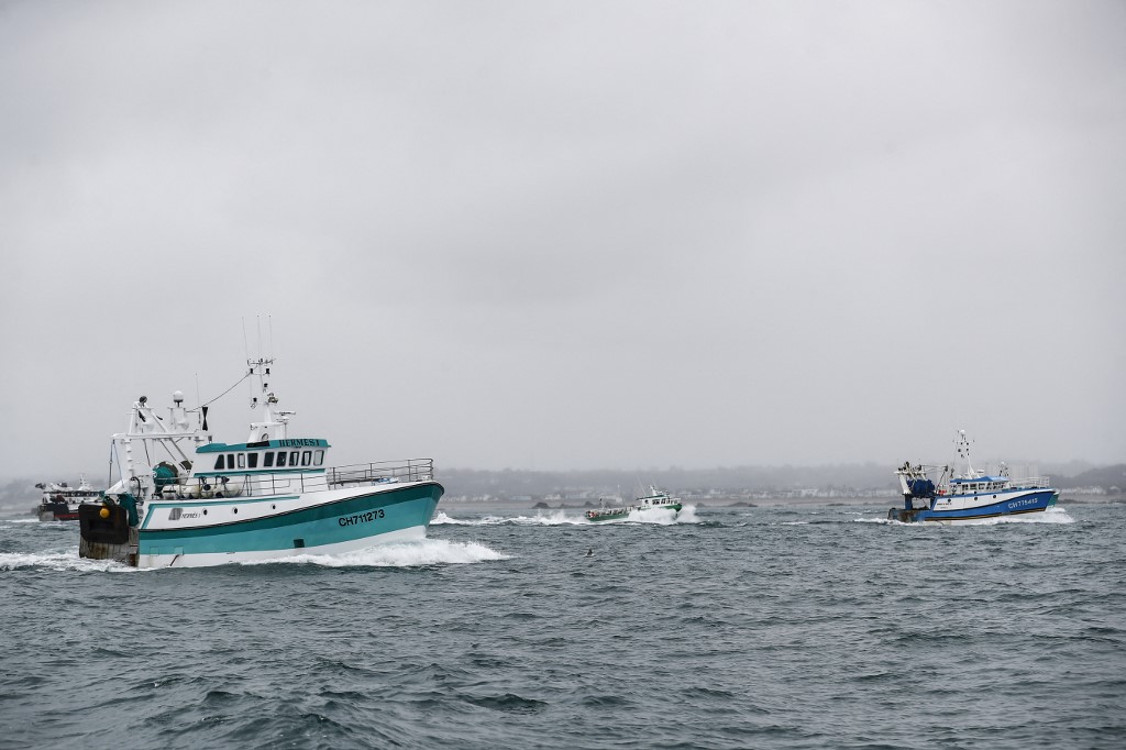 قوارب الصيد الفرنسية تعود إلى ديارها بعد احتجاجها أمام ميناء سانت هيلير قبالة جزيرة جيرسي البريطانية للفت الانتباه إلى ما يرونه قيودًا غير عادلة على قدرتهم على الصيد في مياه المملكة المتحدة بعد خروج بريطانيا من الاتحاد الأوروبي . 6 مايو 2021.(أ ف ب)