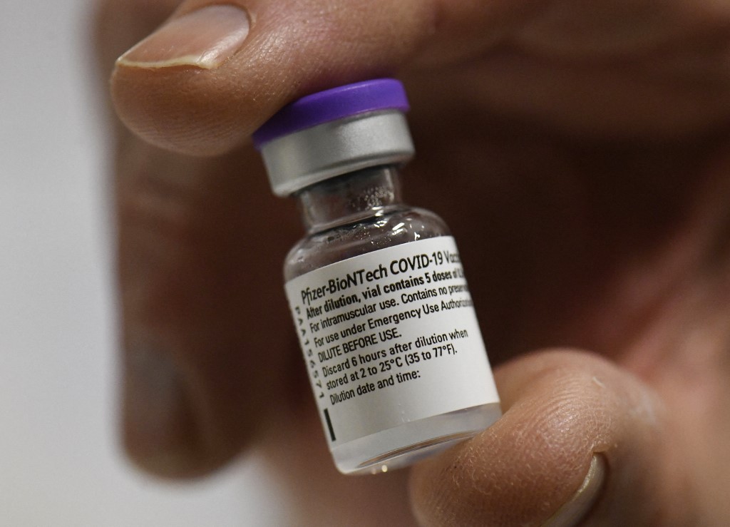 عبوة لقاح مضاد لفيروس كورونا المستجد Pfizer-BioNTech Covid-19 في مركز تطعيم ضد كورونا في مستشفى روبرت بوش في شتوتغارت  جنوب ألمانيا. 27 ديسمبر 2020 . (أ ف ب)