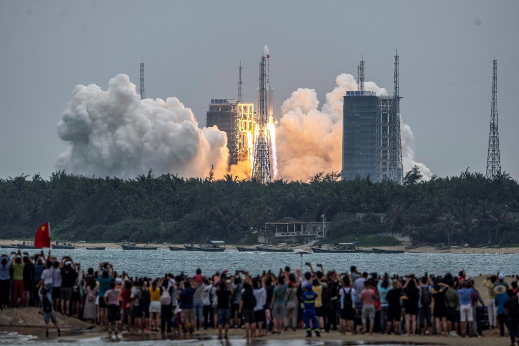 انطلاق صاروخ لونج مارش 5 بي من جزيرة هاينان الصينية في 29 نيسان أبريل حاملا مركبة تيانخه. (أ ف ب)