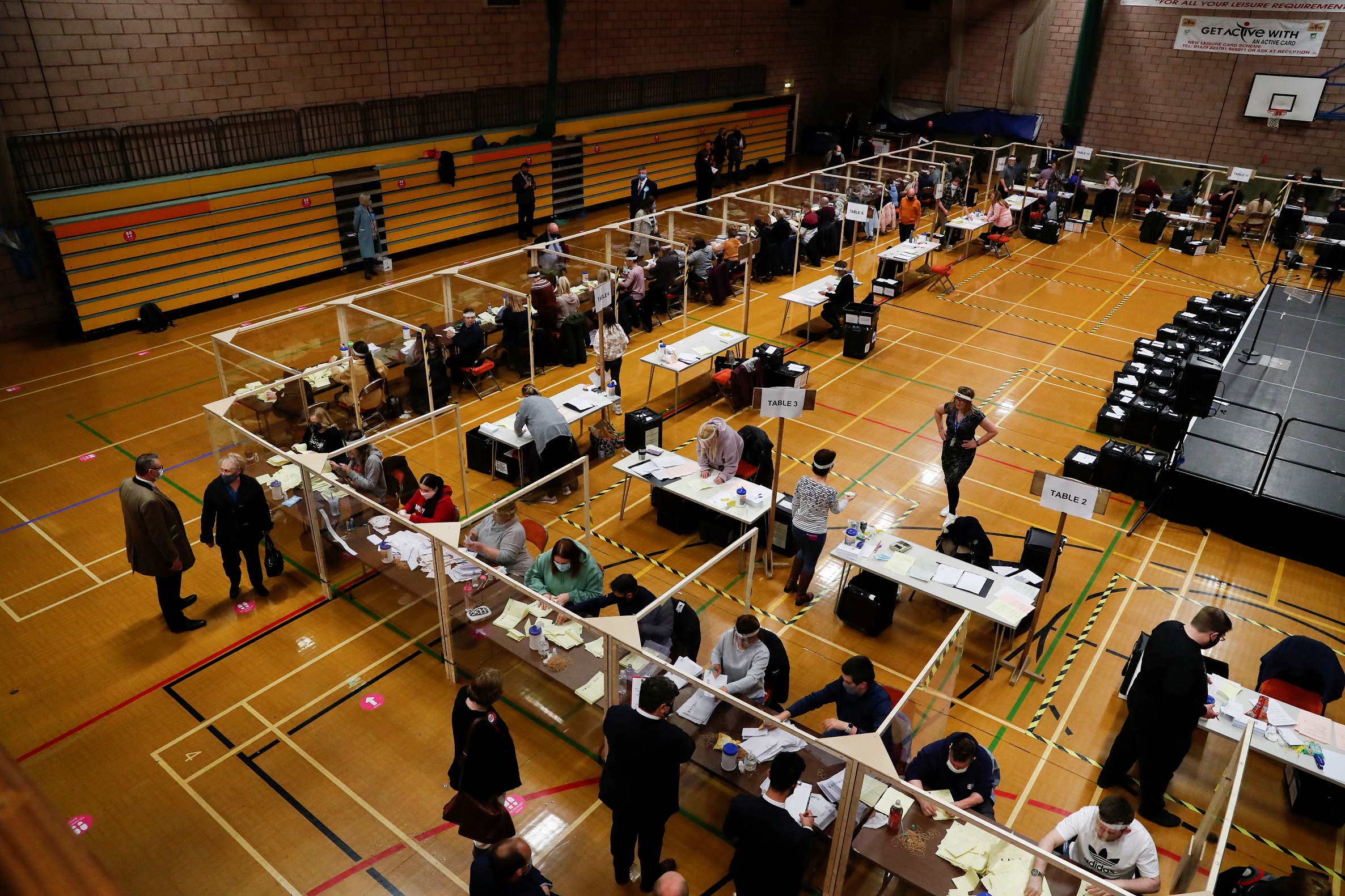 فرز وعد الأصوات الخاصة بالانتخابات المحلية في مركز انتخابي في هارتلبول في بريطانيا، 6 أيار/مايو. (رويترز)