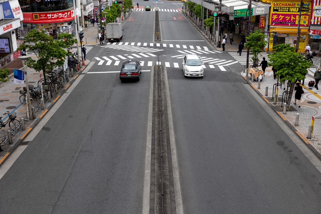 شارع شبه فارغ بالقرب من محطة شينجوكو في طوكيو أثناء حالة الطوارئ الخاصة بفيروس كورونا الذي يغطي مناطق طوكيو وأوساكا وكيوتو وهيوغو.7 مايو/أيار 2021. (أ ف ب)