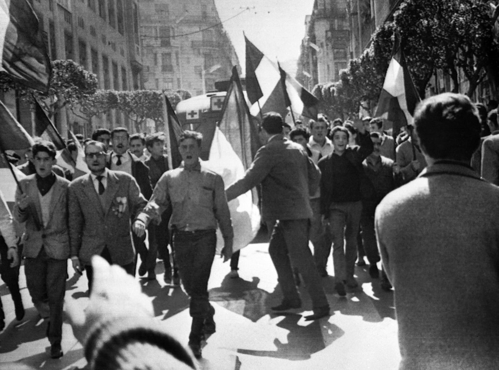 متظاهرون أوروبيون معارضون لاستقلال الجزائر يسيرون في شارع ديسلي بالجزائر العاصمة . 26 مارس/آذار 1962.(أ ف ب)