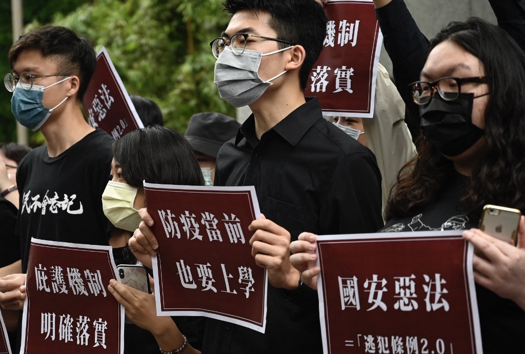 متظاهرون من هونغ كونغ وتايوان يحملون لافتات كتب عليها "القوانين السيئة للأمن القومي الصيني" أثناء احتجاج خارج مكتب تايبيه في هونغ كونغ .28 مايو/أيار 2020.(أ ف ب)