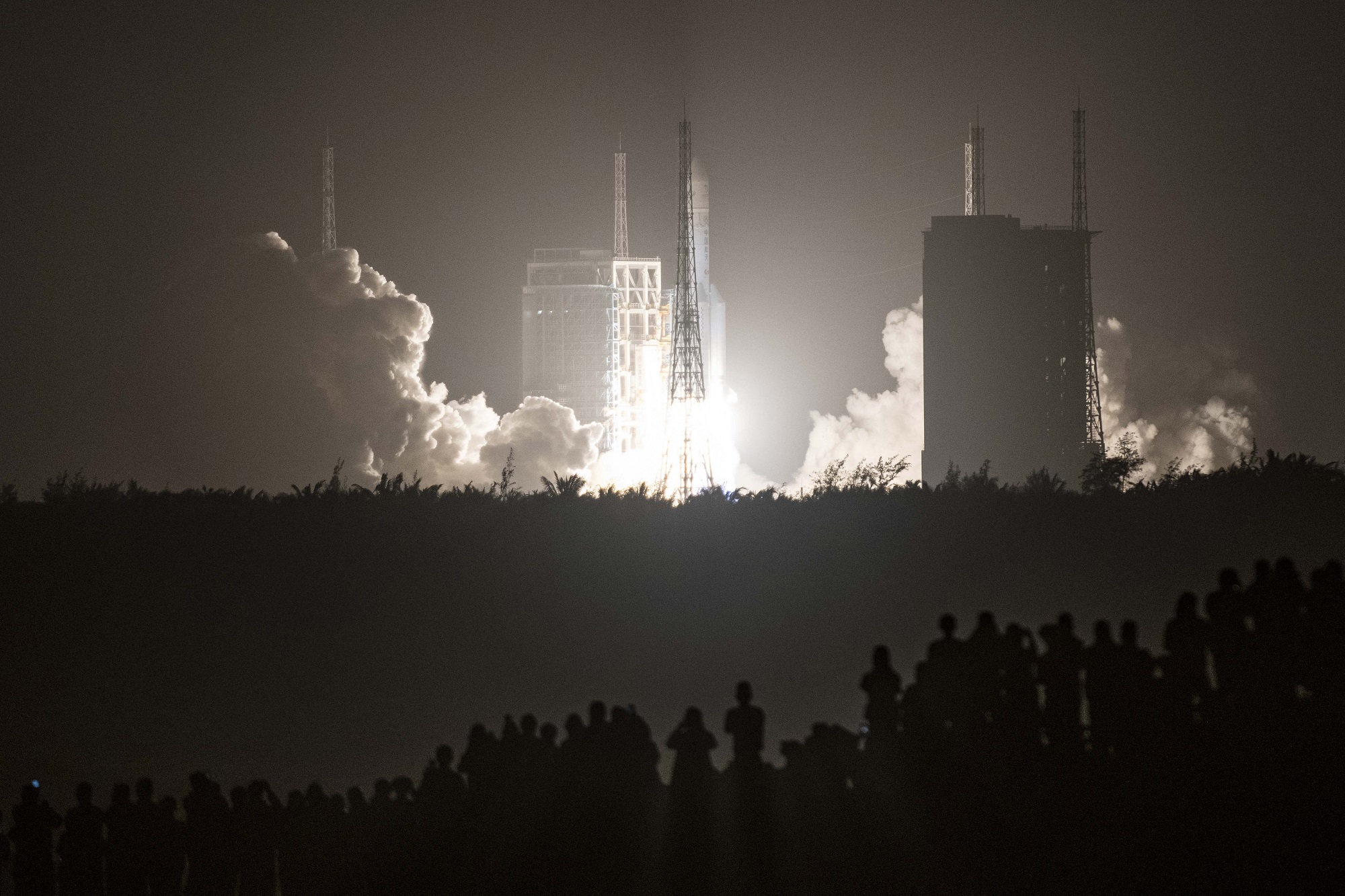 إطلاق صاروخ "Long March 5B" يحمل مسبار القمر الصيني "Chang'e-5" من مركز "Wenchang" للفضاء في جزيرة هاينان جنوب الصين. 24 نوفمبر 2020. (أ ف ب)