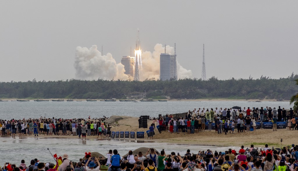 يشاهد الناس صاروخ لونغ مارش 5 بي ، الذي يحمل الوحدة الأساسية لمحطة تيانخه الفضائية الصينية ، وهو ينطلق من مركز وينتشانغ لإطلاق الفضاء في مقاطعة هاينان جنوب الصين .29 أبريل/نيسان 2021.(أ ف ب)