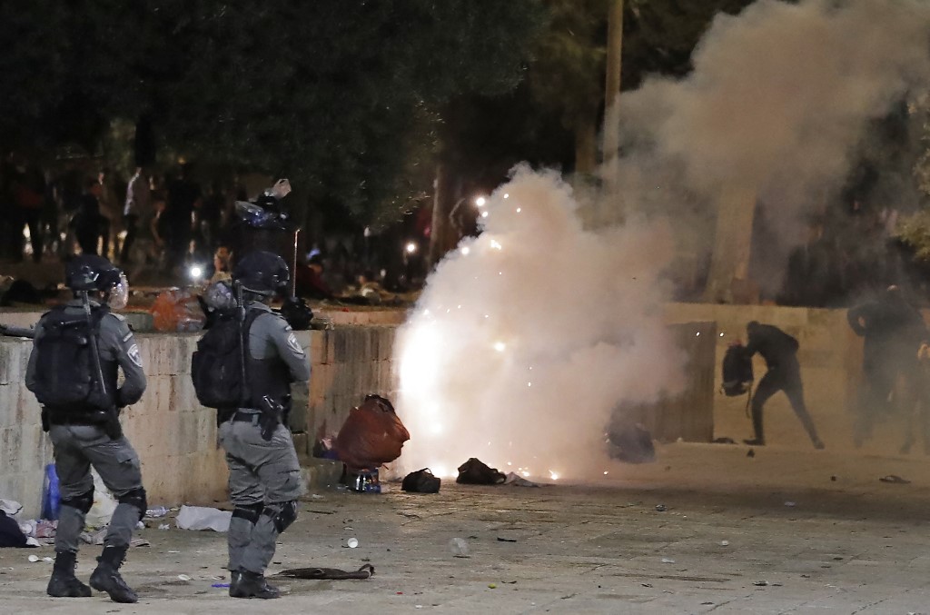 الغاز المسيل للدموع يتصاعد وسط اشتباكات بين قوات الاحتلال الإسرائيلي ومتظاهرين فلسطينيين في المسجد الأقصى بالقدس .7 مايو/أيار ، 2021. (أ ف ب)