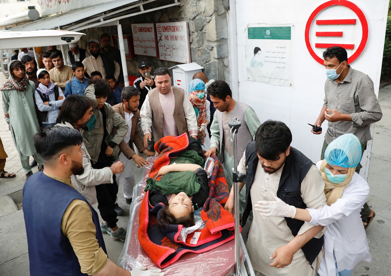 نقل امرأة مصابة إلى المستشفى بعد انفجار في كابول بأفغانستان، 8 مايو 2021.  (رويترز)
