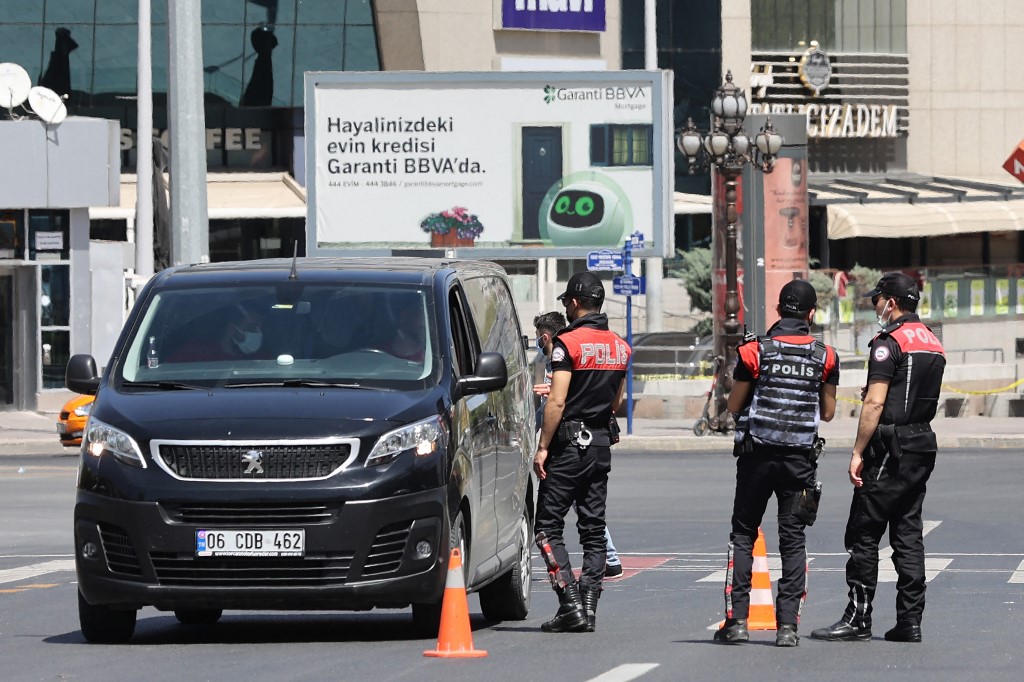 ضباط الشرطة يوقفون سيارة أثناء فحصهم لوثائق السفر بين المدن في أحد شوارع أنقرة، 1 مايو 2021. (أ ف ب)