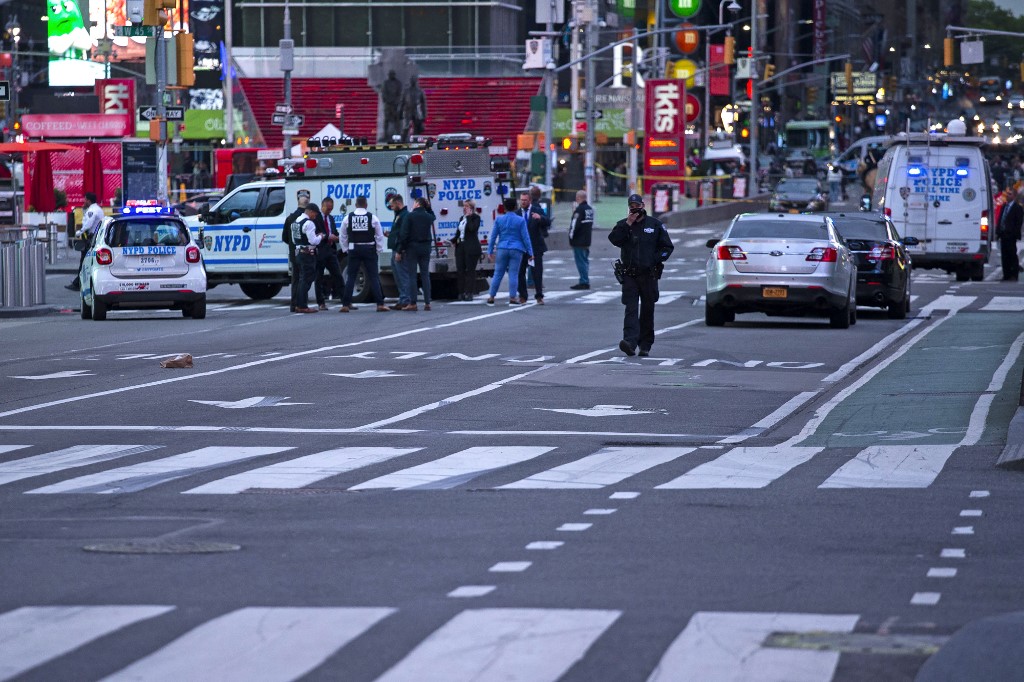 ضباط شرطة نيويورك يغلقون الشارع بعد إصابة امرأتين وفتاة بإطلاق نار في تايمز سكوير في نيويورك، 8 أيار/مايو 2021. (أ ف ب)