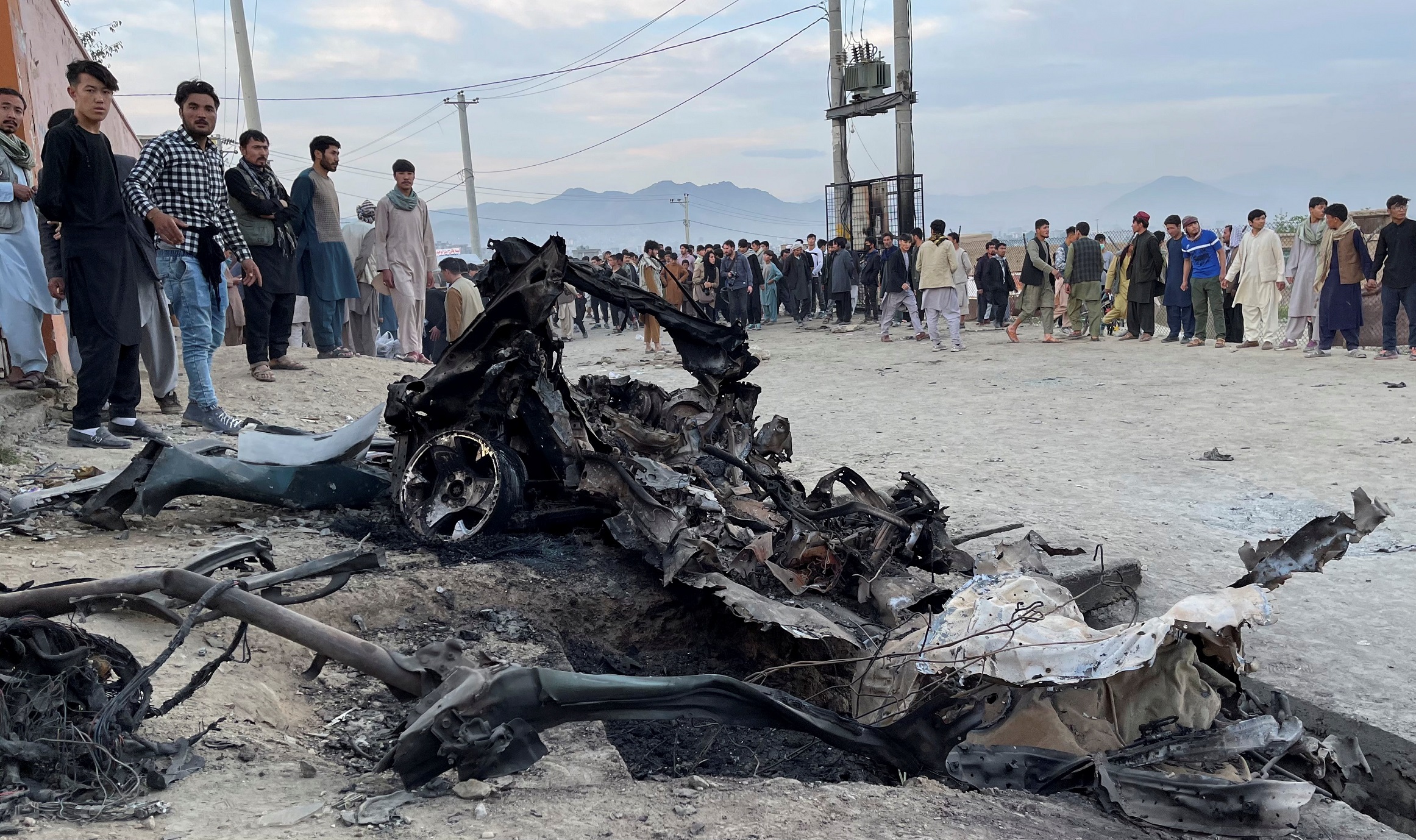 أفغان في موقع الانفجار في العاصمة الأفغانية كابول، 8 أيار/مايو 2021. (رويترز)