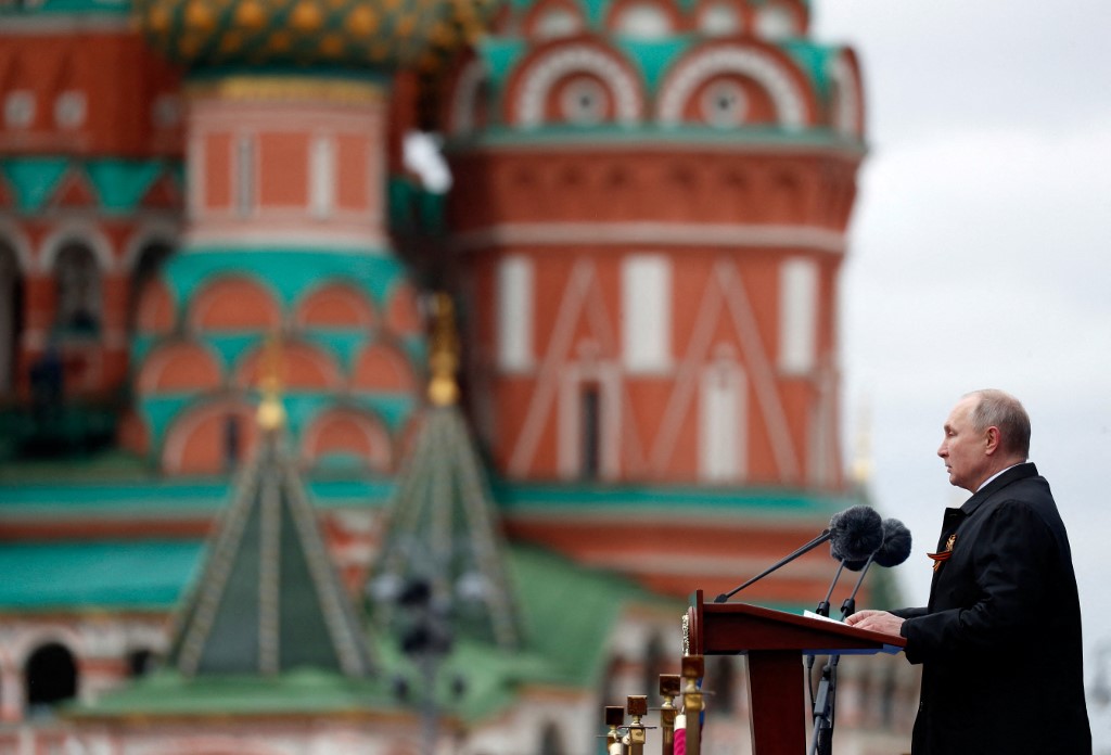 يلقي الرئيس الروسي فلاديمير بوتين كلمة خلال العرض العسكري ليوم النصر في الميدان الأحمر في موسكو .9 مايو 2021.(ديمتري أستاخوف / سبوتنيك/أ ف ب)