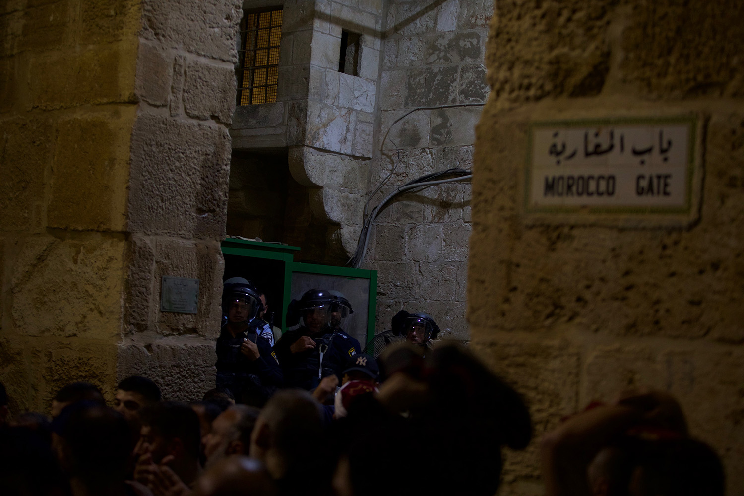 جنود الاحتلال الإسرائيلي يحاولون استفزاز المصلين في باب المغاربة داخل باحات المسجد الأقصى المبارك في القدس المحتلة. 09/05/2021. (عفيف عميرة/وفا)