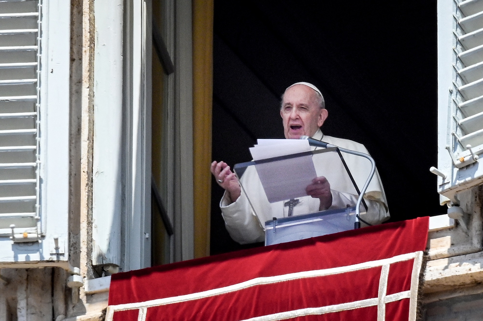 البابا فرنسيس يتحدث من نافذة القصر الرسولي المطل على ساحة القديس بطرس في الفاتيكان. 9 أيار/مايو 2021. (أ ف ب)