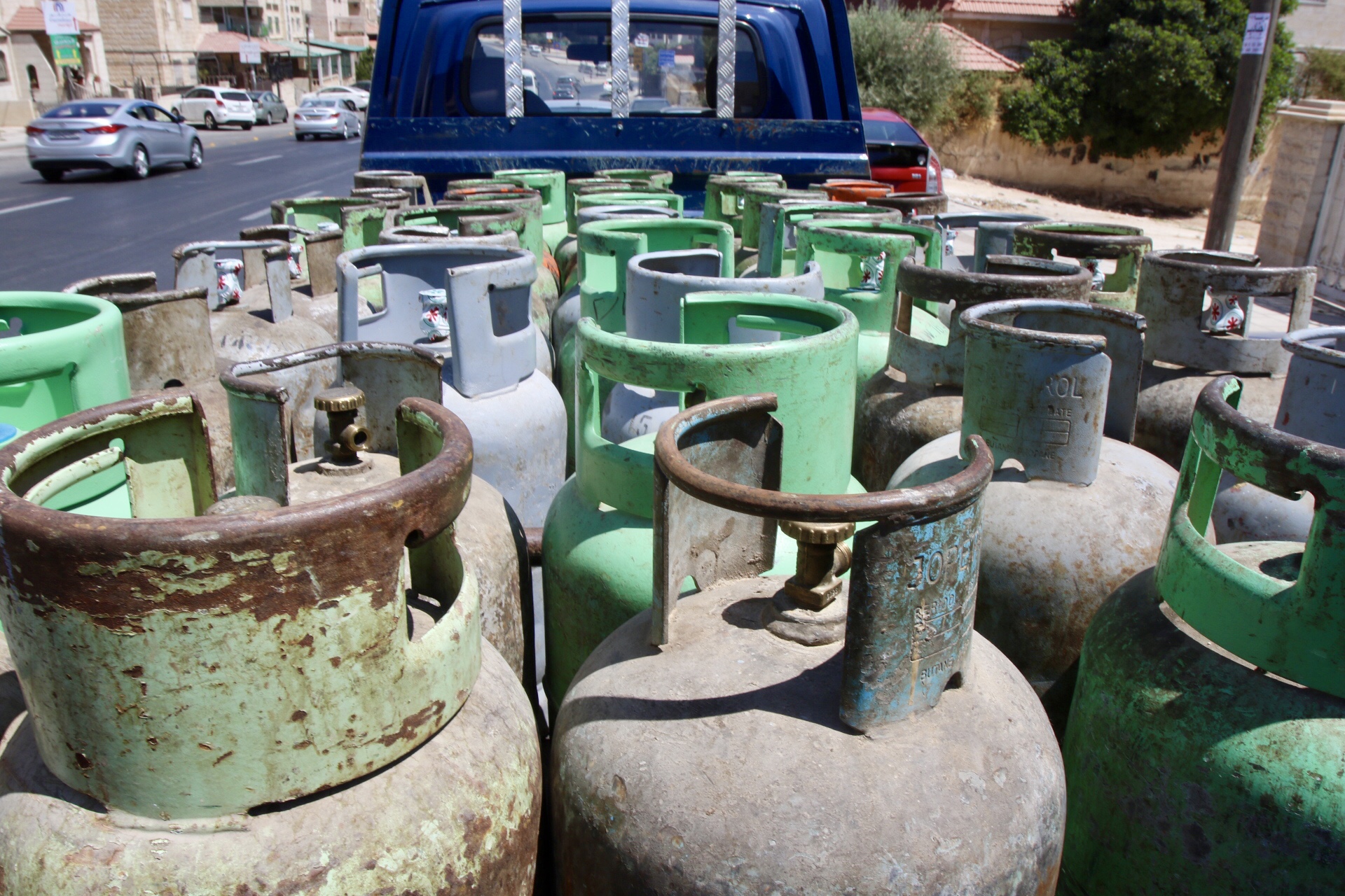 مركبة لتوصيل الغاز المنزلي في عمّان. (صلاح ملكاوي/ المملكة)