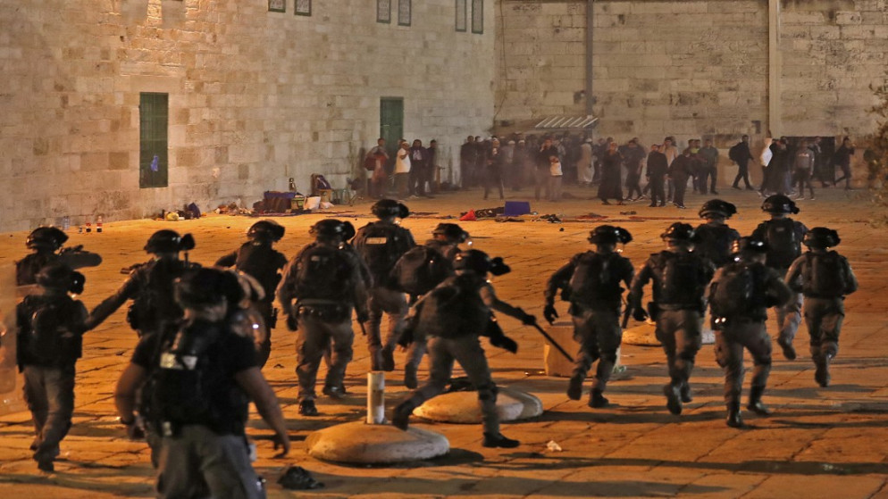 جنود الاحتلال الإسرائيلي خلال اشتباكات مع متظاهرين فلسطينيين في المسجد الأقصى في القدس. 7 مايو/أيار 2021. (أحمد القرابلي / أ ف ب)