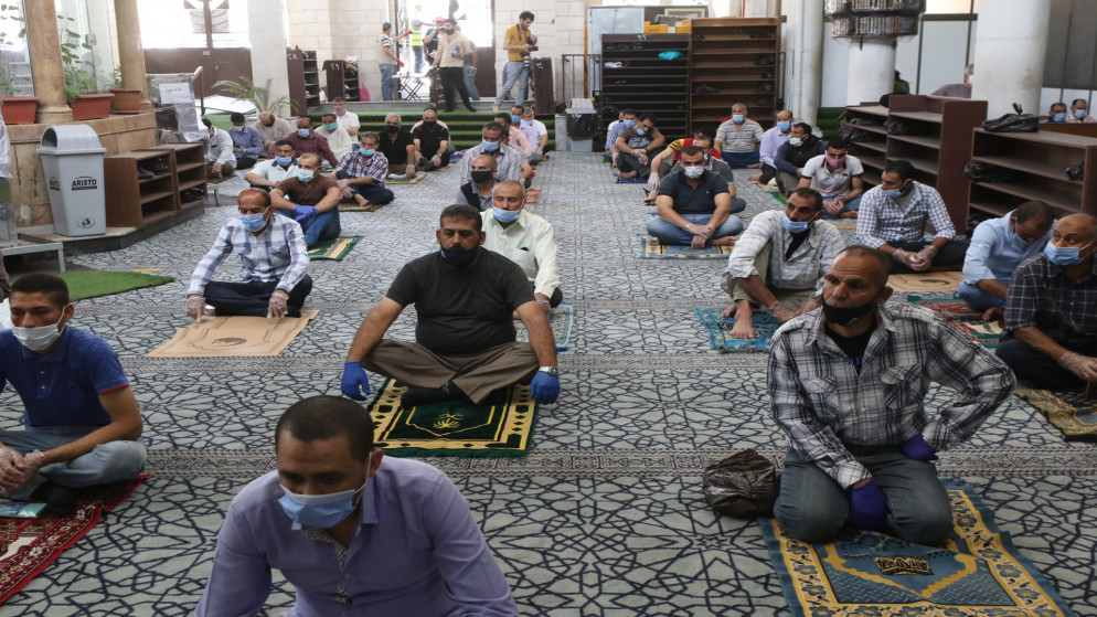 صورة أرشيفية لمصلين في صلاة الجمعة في المسجد الحسيني في عمّان. (صلاح ملكاوي / المملكة)