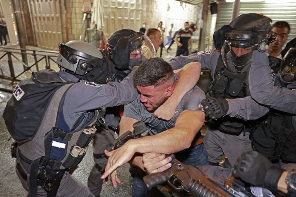 اعتقال قوات الاحتلال الإسرائيلي لشاب فلسطيني في البلدة القديمة في القدس المحتلة. (أ ف ب)