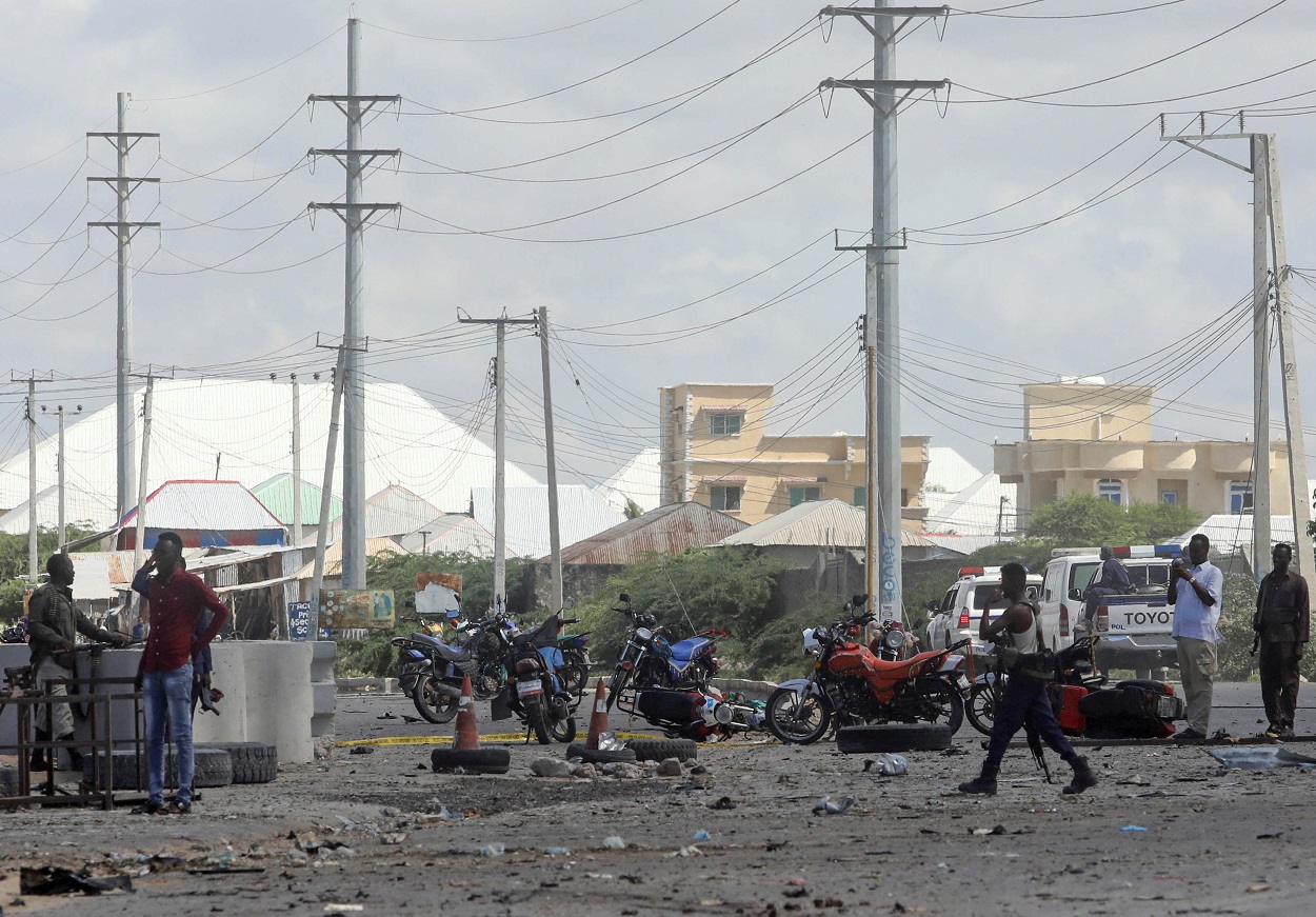 ضباط أمن صوماليون يتجمعون في مكان الحادث بعد انفجار سيارة انتحارية في سجن أسلوبتا في منطقة داركينلي في مقديشو، الصومال، 28 نيسان/أبريل 2021. (رويترز)