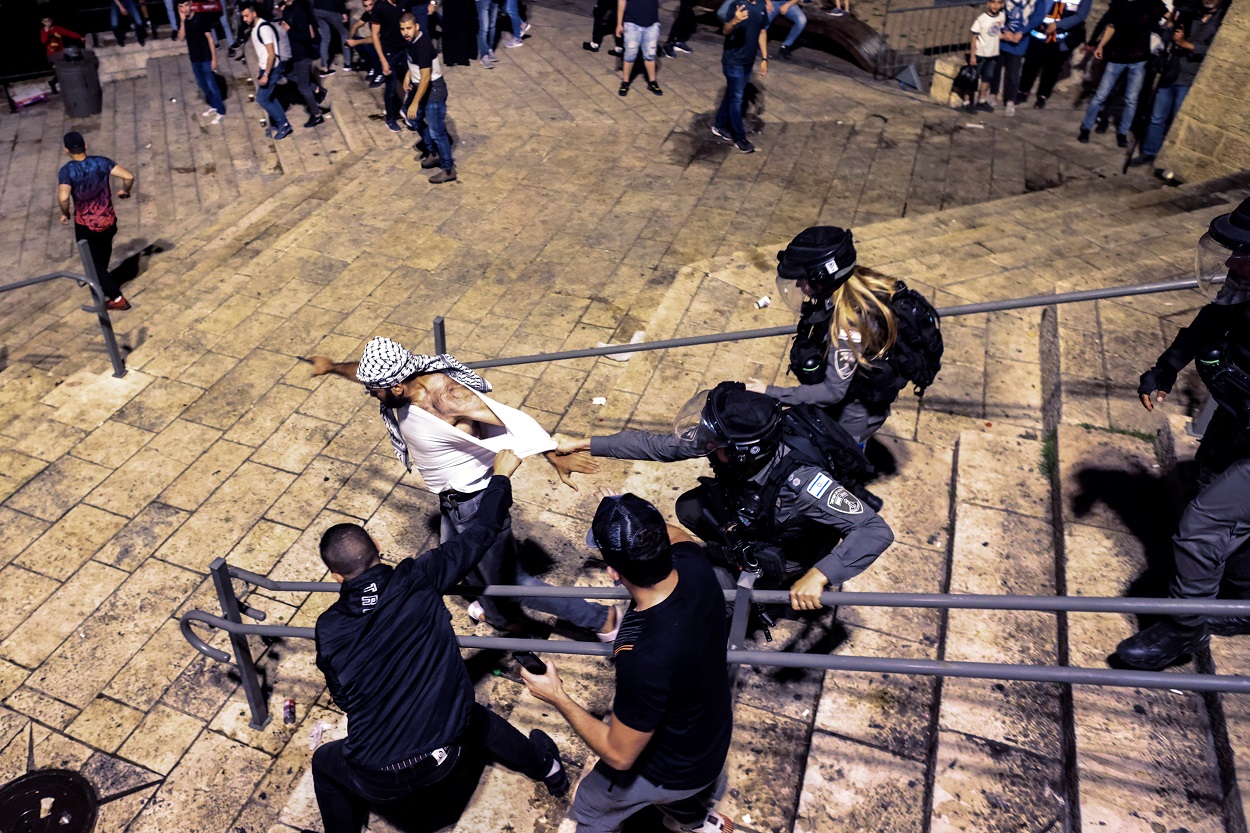 قوات الاحتلال الإسرائيلي تعتقل متظاهرا فلسطينيا خلال مواجهات عند باب العامود بالقرب من مدخل البلدة القديمة في القدس المحتلة، 9 أيار/مايو 2021. (رويترز)