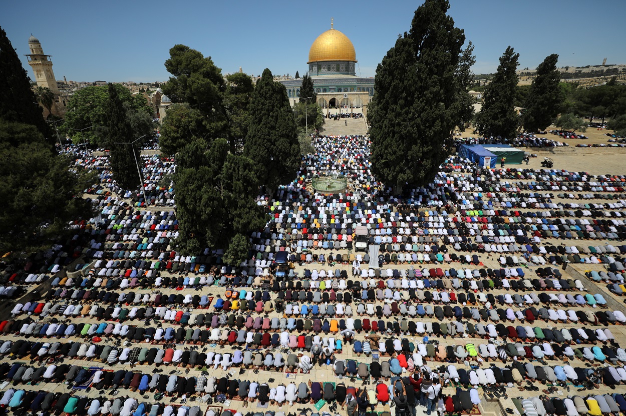 صلاة الجمعة الأخيرة من رمضان أمام قبة الصخرة، في الحرم الشريف، في البلدة القديمة بالقدس المحتلة، 7 أيار/مايو 2021. (رويترز)