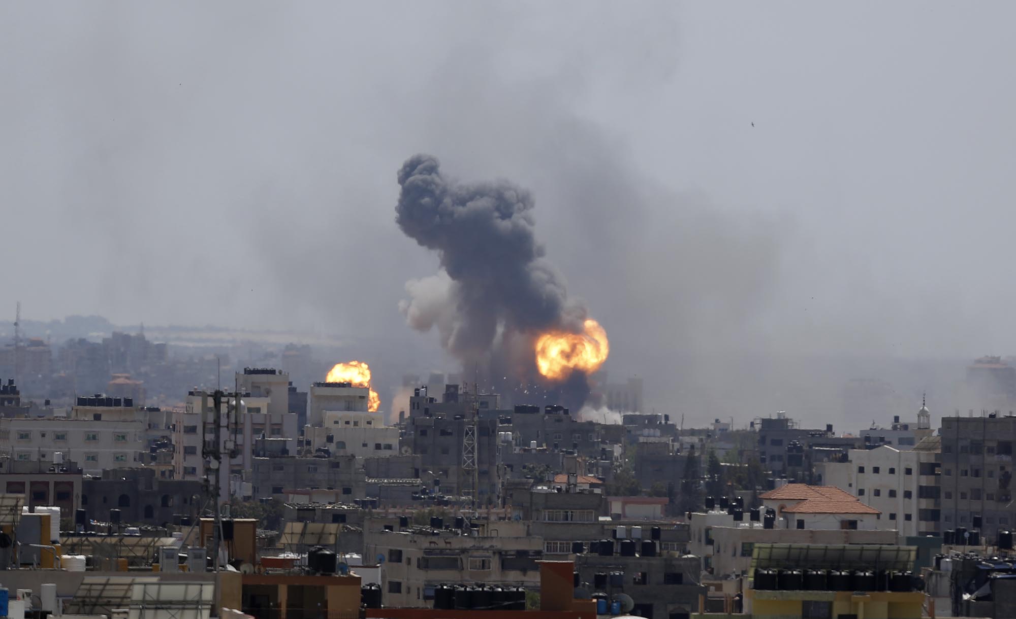 صورة أرشيفية لقصف اسرائيلي في قطاع غزة. (وفا)