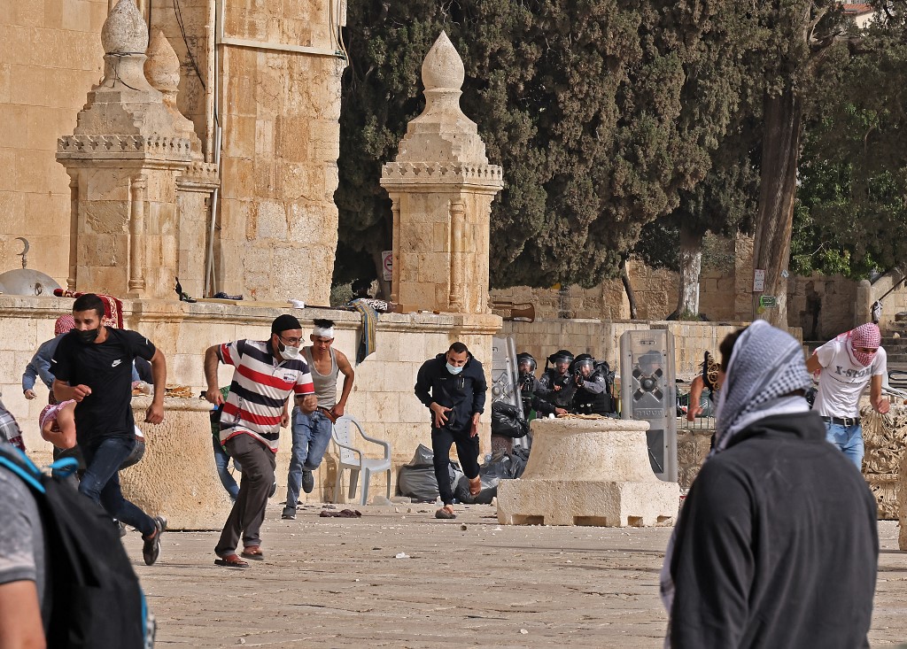  قوات الاحتلال الإسرائيلي تعتدي على فلسطينيين وسط اشتباكات في المسجد الأقصى بالقدس .10 مايو 2021. (أ ف ب)