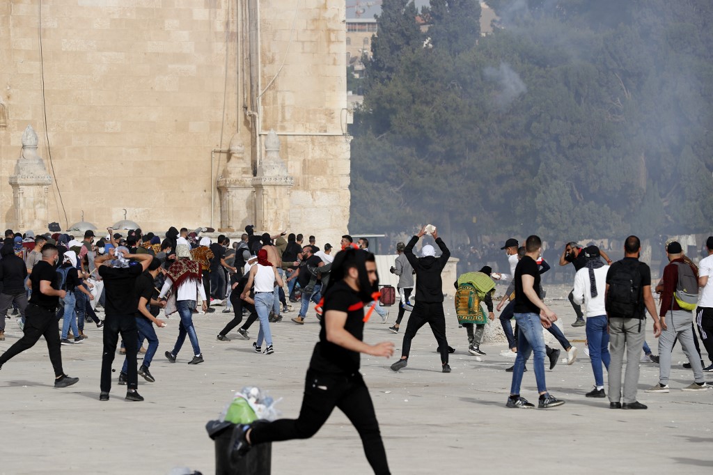 مواجهات بين فلسطينيين وقوات الاحتلال  الإسرائيلي في المسجد الأقصى بالقدس في 10 أيار/مايو 2021 . (أ ف ب)