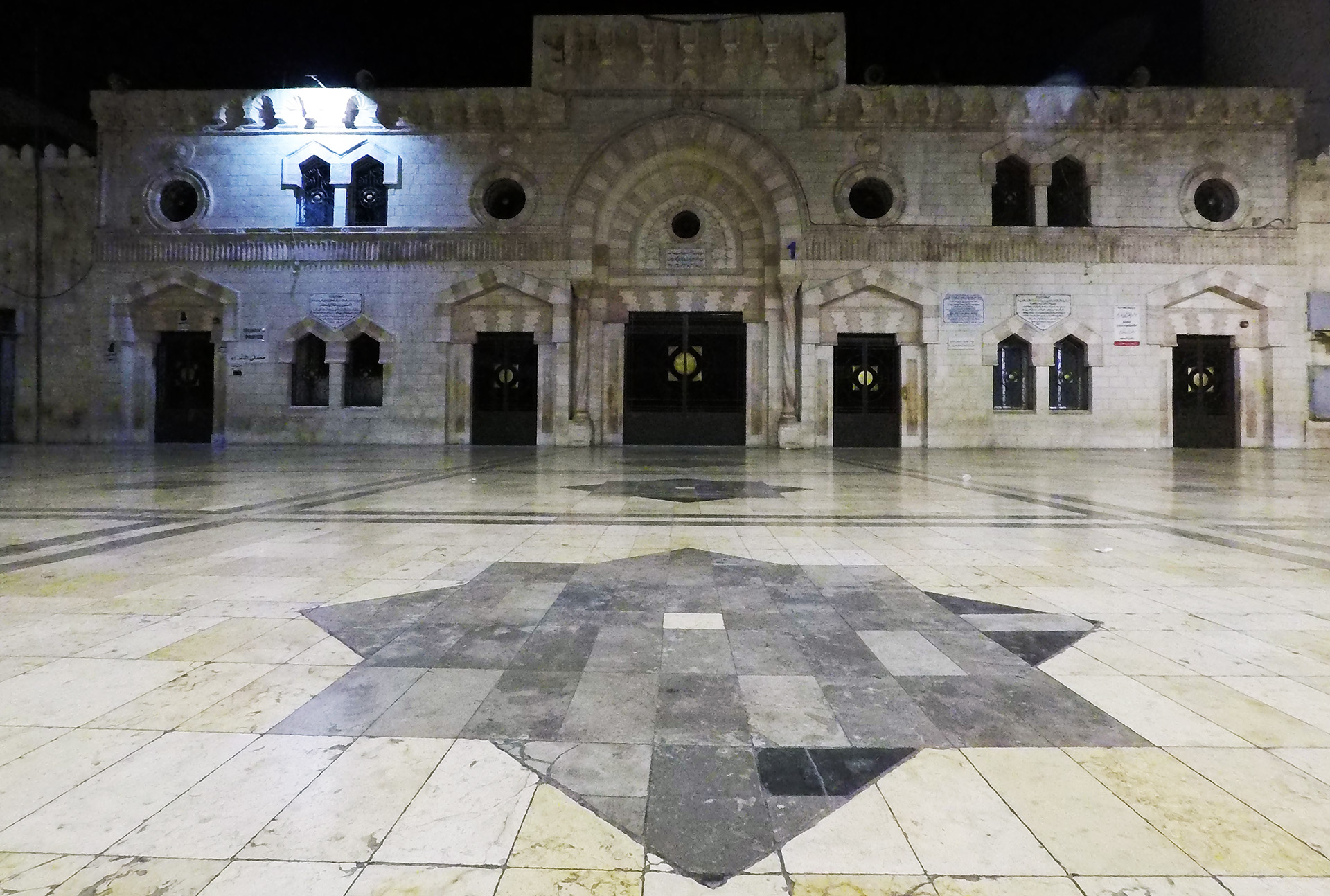 الساحة الأمامية للمسجد الحسيني في وسط البلد. (صلاح ملكاوي/ المملكة)