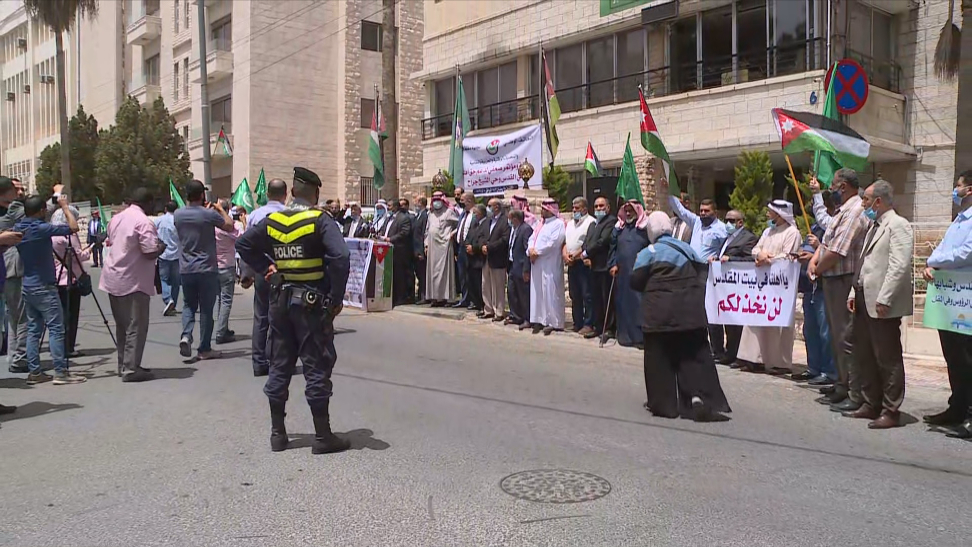 وقفة احتجاجية في مجمع النقابات المهنية في إربد تنديدا بالاعتداءات الإسرائيلية على القدس. (المملكة)