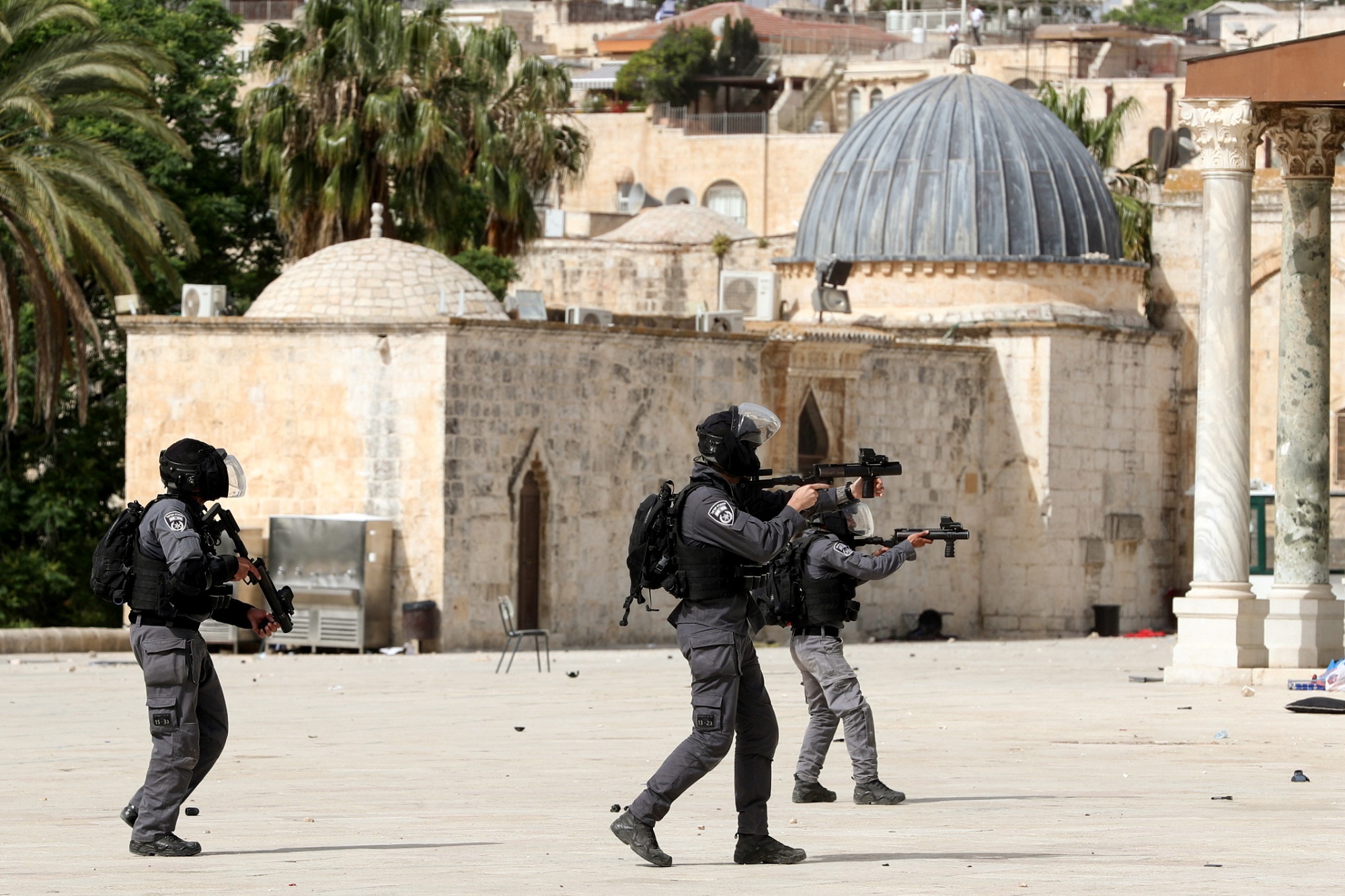 مواجهات بين شرطة الاحتلال الإسرائيلي وفلسطينيين في المسجد الأقصى في القدس المحتلة. 10/05/2021. (عمار عوض/ رويترز)