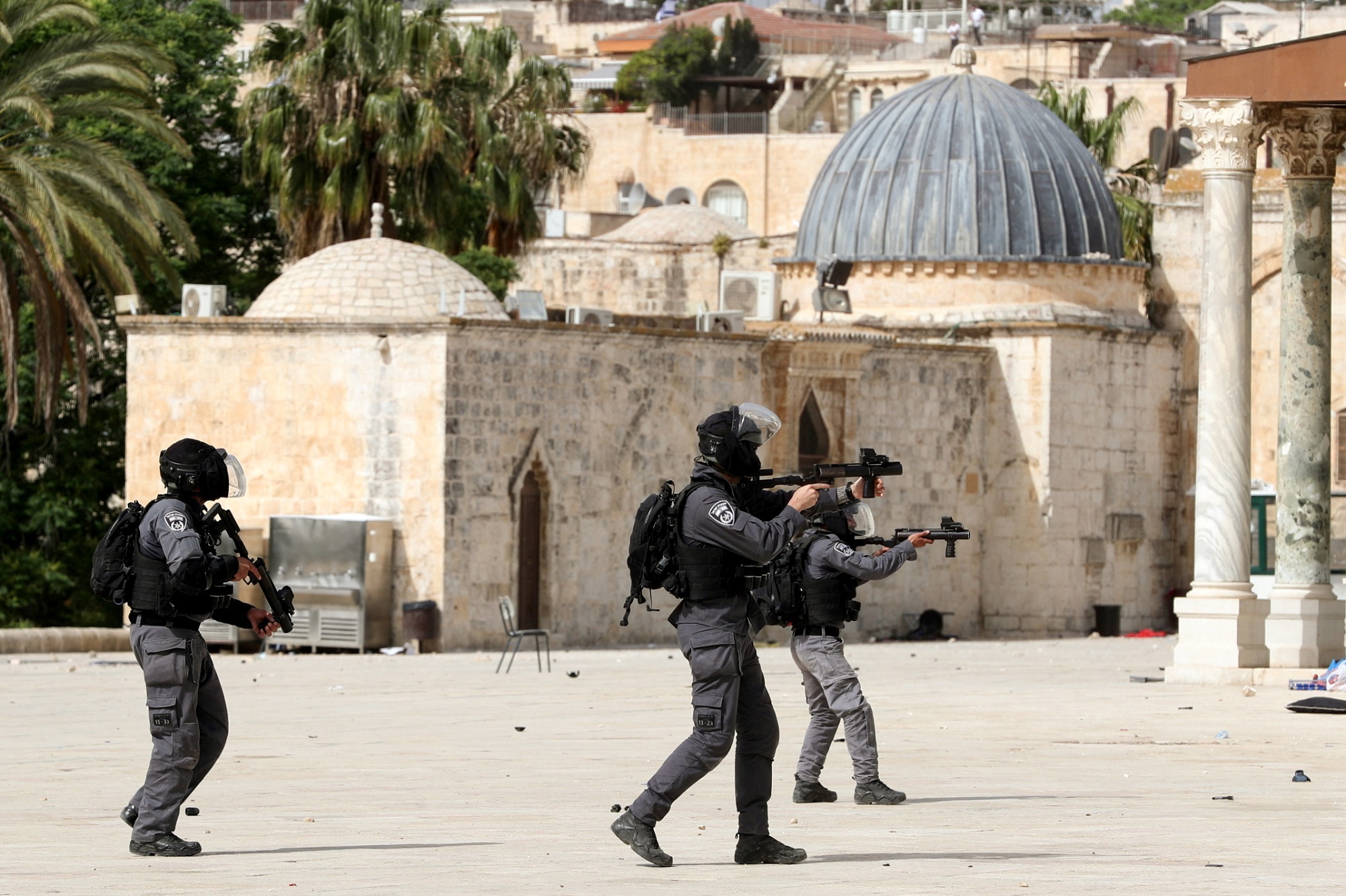 مواجهات بين شرطة الاحتلال الإسرائيلي وفلسطينيين في المسجد الأقصى في القدس المحتلة. 10/05/2021. (عمار عوض/ رويترز)