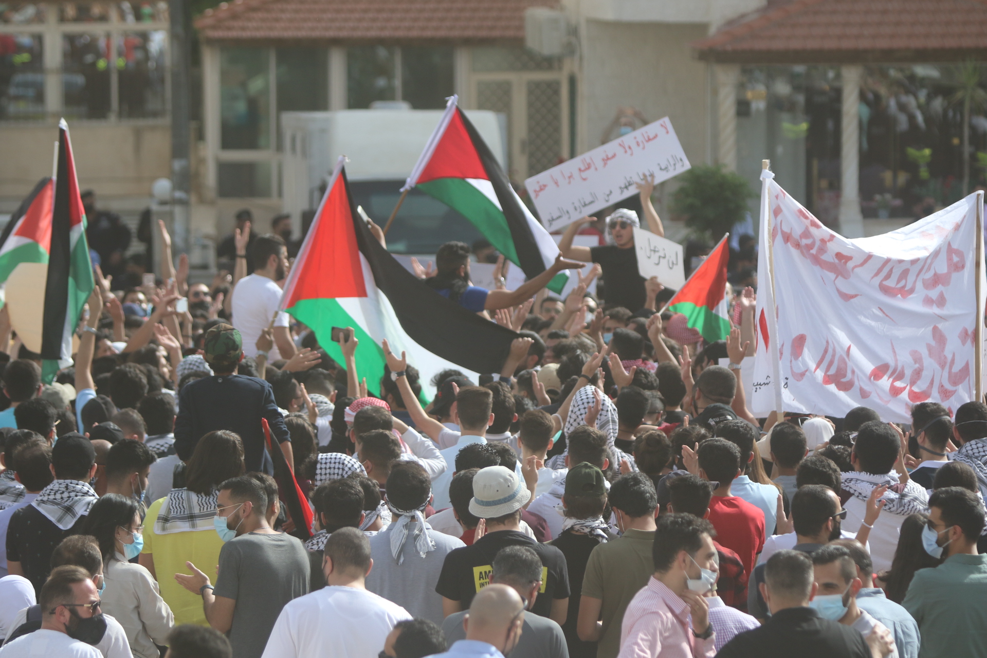 وقفة احتجاجية أمام مسجد الكالوتي في الرابية في عمّان تنديدا بالاعتداءات الإسرائيلية على القدس. (صلاح ملكاوي/ المملكة)