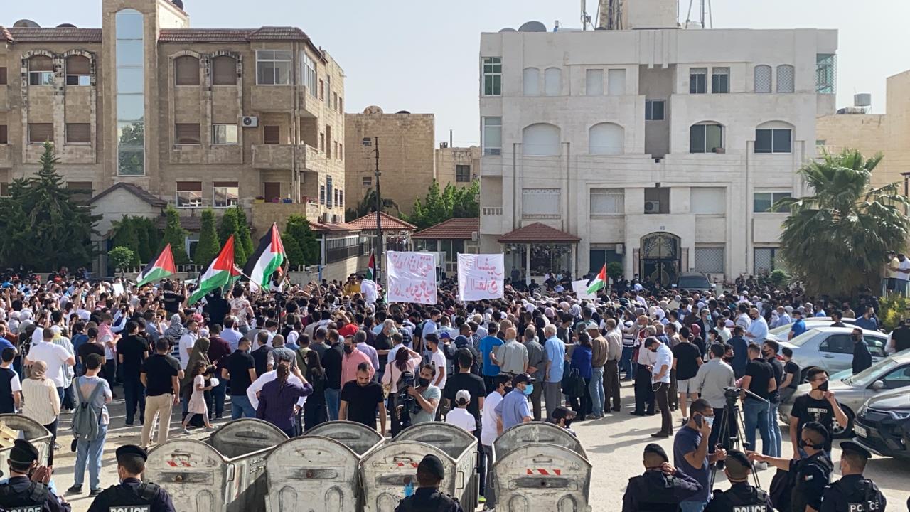 وقفة احتجاجية أمام مسجد الكالوتي في الرابية في عمّان تنديدا بالاعتداءات الإسرائيلية على القدس. (المملكة)