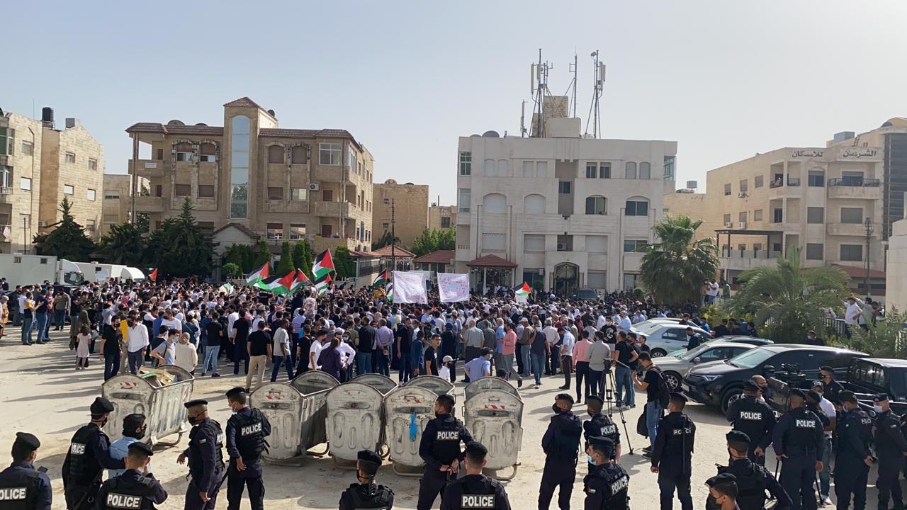 وقفة احتجاجية أمام مسجد الكالوتي في الرابية في عمّان تنديدا بالاعتداءات الإسرائيلية على القدس. (المملكة)