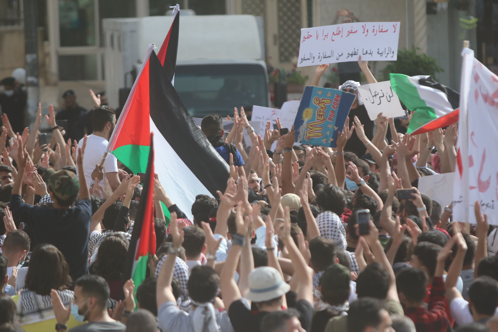 وقفة احتجاجية أمام مسجد الكالوتي في الرابية في عمّان تنديدا بالاعتداءات الإسرائيلية على القدس. (صلاح ملكاوي/ المملكة)