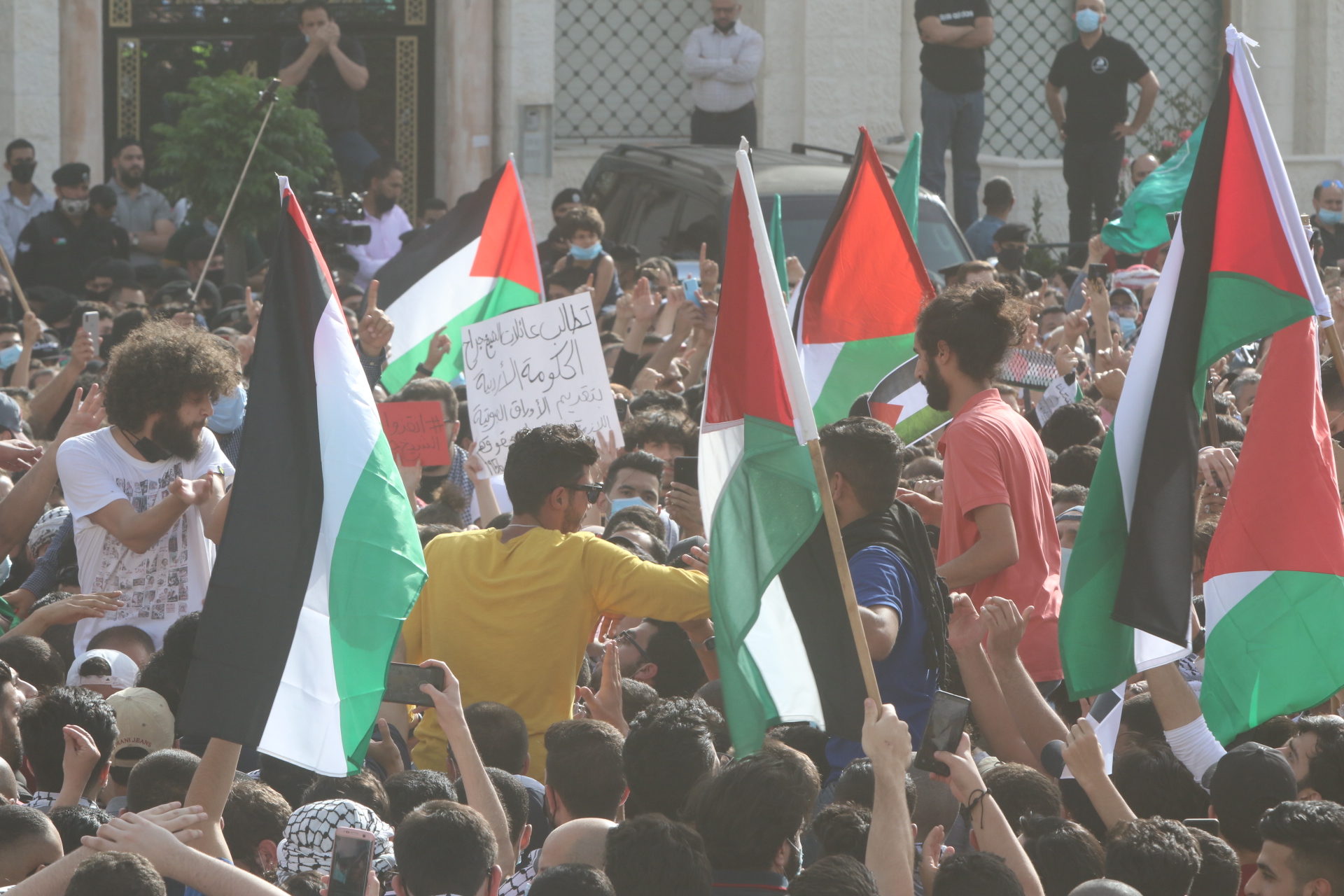 وقفة احتجاجية أمام مسجد الكالوتي في الرابية في عمّان تنديدا بالاعتداءات الإسرائيلية على القدس. (صلاح ملكاوي/ المملكة)